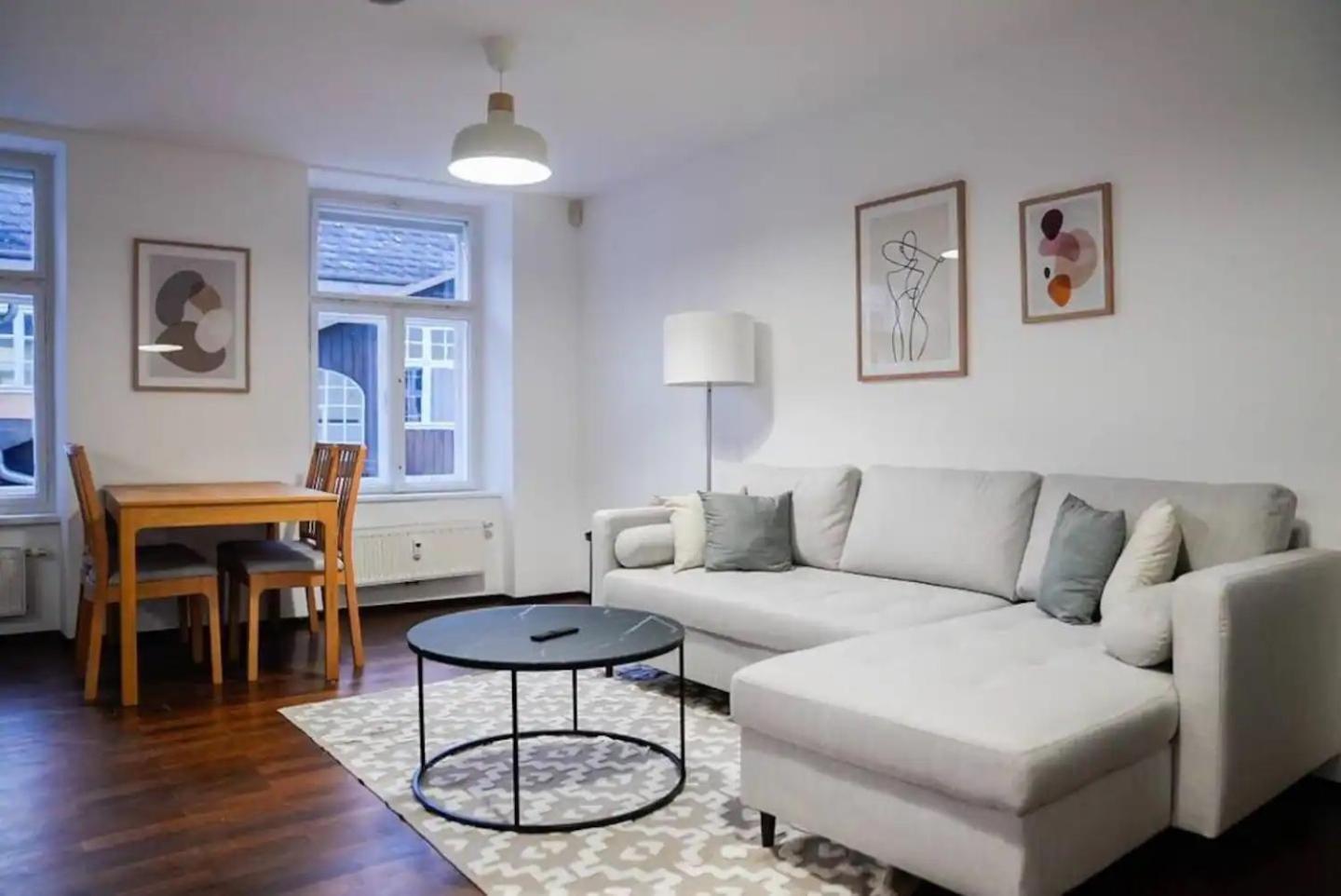 Apartamento Authentic Austrian Flat In The South Of Vienna Modling Exterior foto