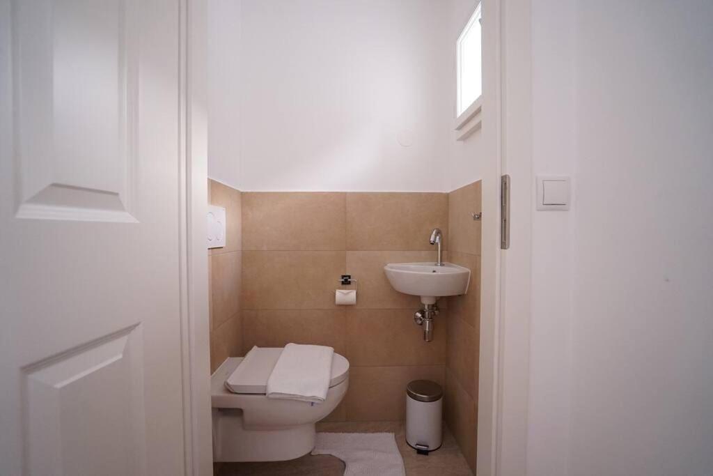 Apartamento Authentic Austrian Flat In The South Of Vienna Modling Exterior foto